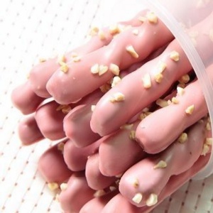 草莓牛角棒.jpg
