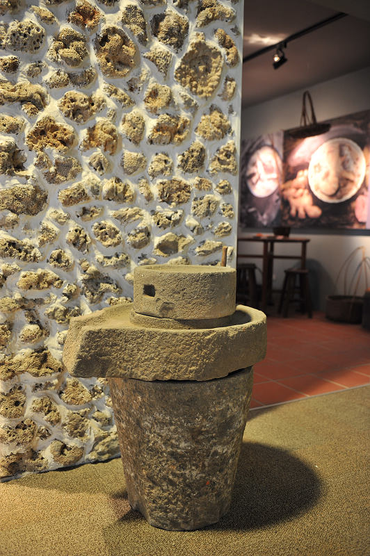 澎湖人用來"威粹"製作類似炸棗或冬至鹹粿的石磨