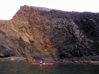 2.一邊是黃色的火山角礫岩，一邊則是黝黑的玄武岩，頭巾嶼真是美麗壯觀