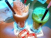 冰砂法帕:以濃縮咖啡為主，加上牛奶、冰塊打出綿密的一種凍飲，本店店長特別推薦。