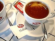 芳香濃郁現調咖啡:萃取濃縮咖啡時，同時亦能萃取咖啡豆的「可麗瑪」，使其充滿濃烈的甘香味，亦是本店特別推薦之品項。