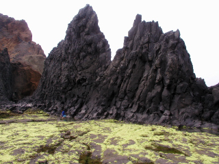 3.頭巾嶼巨大的岩脈地形