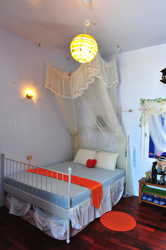 歐洲主題雙人房典雅的床架與燈飾