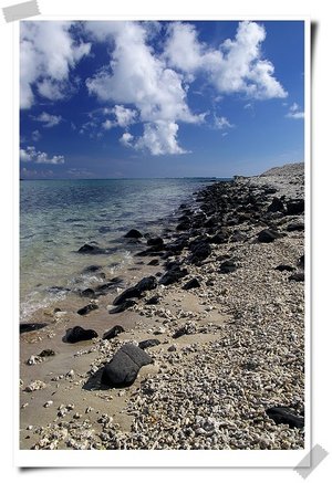 珊瑚礁與玄武岩羅布的青螺海灘因為遊客罕至更顯得寧靜清澈