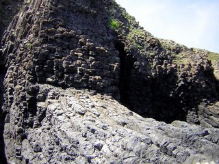 月鯉戲水區左岸的海蝕洞，要攀爬過來欣賞可得注意安全