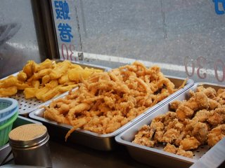 攤車的桌上有著滿滿的薯條、魷魚頭、和鹹酥雞