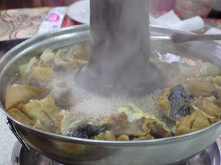 當天砂鍋魚頭使用的是土托魚，土托魚熬出的湯頭特別甜，魚肉份量也足