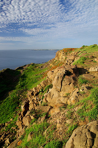 燈塔旁的斷崖常常有岩石崩落，遊客到斷崖邊欣賞夕陽絕對不要靠崖邊太近，免得跟夕陽一樣一起掉入海裡