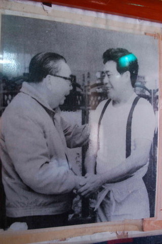 蔣經國先生與老闆合照的照片