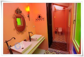 衛浴間皆有天井自然採光,馬賽克拼貼而成的地磚充滿濃厚的異國風味