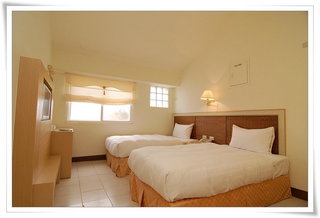 獨棟房型的二樓共有一間雙人套房及兩間雙人雅房，皆為兩張單床。