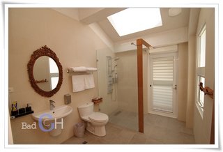 三樓雙人房的衛浴間還設計了天井,讓陽光自然灑落