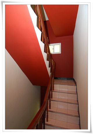 熱情的紅白色系樓梯間可是年輕老闆娘親手漆的呢!