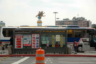 松山機場搭國光客運的地方，就在出機場的門的右前方