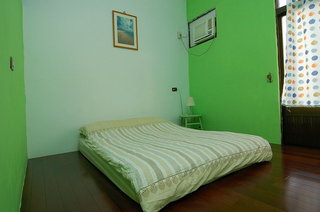 3F 溫馨兩人套房，採用原木地板，房間呈現簡約感。