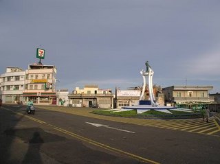 隘門是澎湖民用航空站以及空軍基地所在位置，照片中是空軍紀念碑，可以說是隘門村的地標