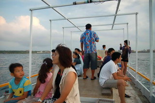 前往海上平台的路上，大概五分鐘的船程，可以欣賞澎湖內海的風景與夕陽