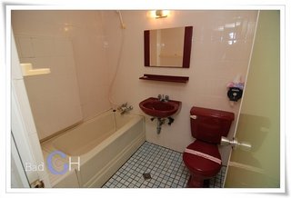 四人房簡單乾淨的衛浴設備