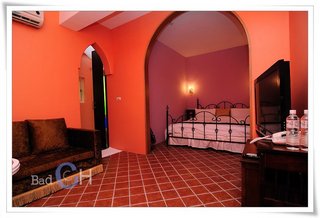 房間內有一處小客廳,拱門式的隔間讓人彷彿置身皇宮內