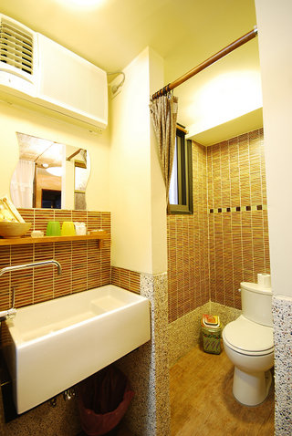 浴室內以西班牙進口的小片復古磚鋪綴出更多古典味道