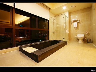 浴室很大，黑石浴缸，淋浴間，洗手台與馬桶