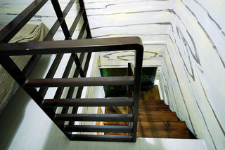 木構扶梯，整棟民宿幾乎都是木構的產物