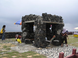 石滬旁這間簡易的石屋，目的是在冬季時，巡滬的漁民得在岸上等待退潮才能下滬，因此搭建了這簡易的石屋來遮蔽強勁的東北季風