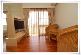 二樓房間之小客廳，採原木地板，電視為旋轉式的32吋液晶電視。