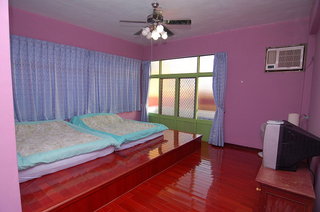 3F 溫馨四人套房，採粉嫩色色調。