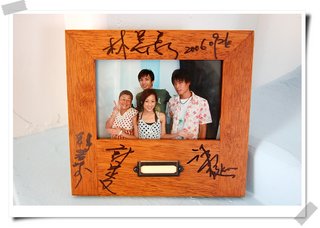 菊島之戀演員簽名照，便擺在202套房壁爐上