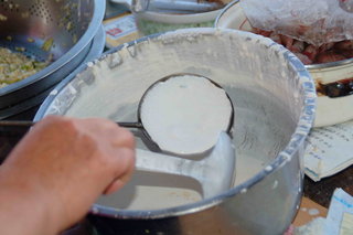這個就是製作過程啦～先在杓子沾上一層的麵粉膏