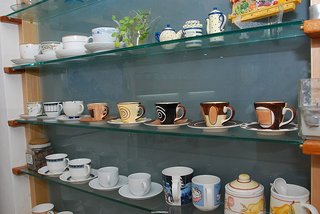 杯架區有不少咖啡杯是朵思的老顧客寄放的專屬咖啡杯
