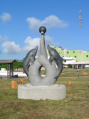 兩隻海豚戲球，天真無邪的童真，澎湖其實海豚並沒有很多，為什麼很喜歡以海豚圖騰象徵澎湖，站長也覺得納悶