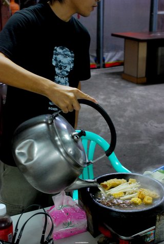 鍋底材料炒熟後加入雞骨湯
