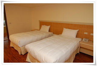 二樓VIP房，亦為兩張單人床，可事先告知合併床鋪。