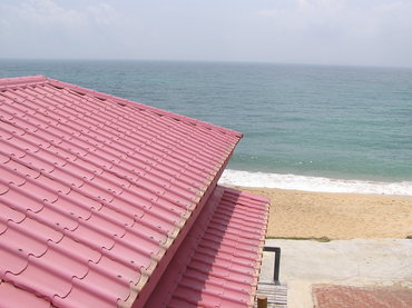 網垵口沙灘有了致仙沙灘小屋紅色屋頂的點綴、顏色顯得更加豐富