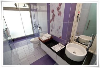 連衛浴間也承襲了一貫的紫色系