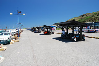 碼頭涼亭區是遊客最常躲著等快艇開航的地點
