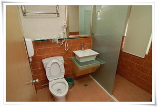 二樓房間衛浴設備，採乾溼分離。