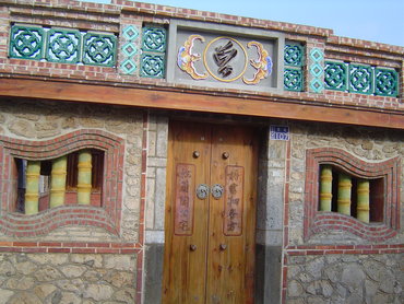門樓兩邊的青瓷裝飾，在以前澎湖的民宅中只有家境不錯的人才會以此建材作為裝飾