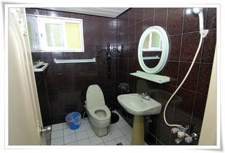 通舖六人房內乾淨的獨立衛浴設備