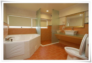 二樓VIP房之衛浴設備，有心型按摩浴缸唷！
