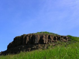 藍天綠草輝映的青灣玄武岩就在往風櫃縣道上的左方，騎車經過時記得留神看看南環最美的玄武岩山壁