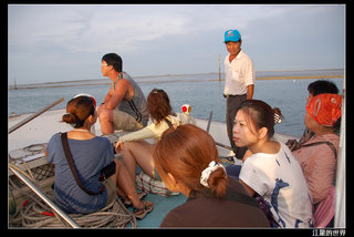 新來發夜釣小管-遊客可以坐在船頭欣賞美麗的夕陽與海景
