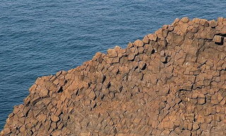 先前說過要看玄武岩來七美就夠了，現在來證實一下，這就是分岔仔的結構..玄武岩，可以非常清楚的看到它的節理，這樣的海蝕柱我在澎湖尚未見過。鯨魚洞的也是直的，沒見過像這樣整個節理豎起來擺在眼前。