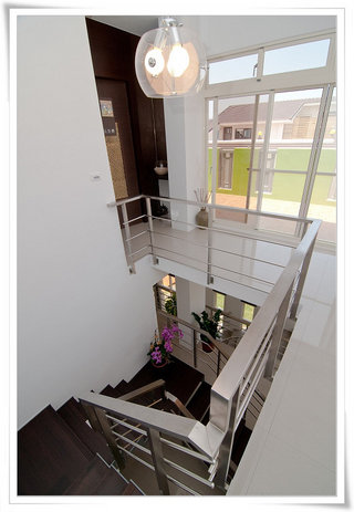 簡潔的樓梯設計讓人眼睛為之一亮