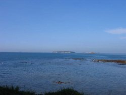 白沙鄉城前村遠眺大倉島，這段海路在退潮時可以步行走過去