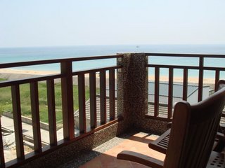 親子房也有獨立陽台可以眺望沙灘