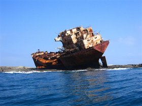 這張照片船身傾斜偎靠在海島上是不是很有童話故事中的海盜船畫面