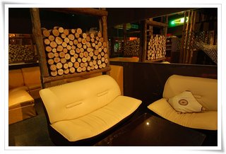 舒適的沙發、散發淡淡木材味的圓木裝飾，出自老闆的創意